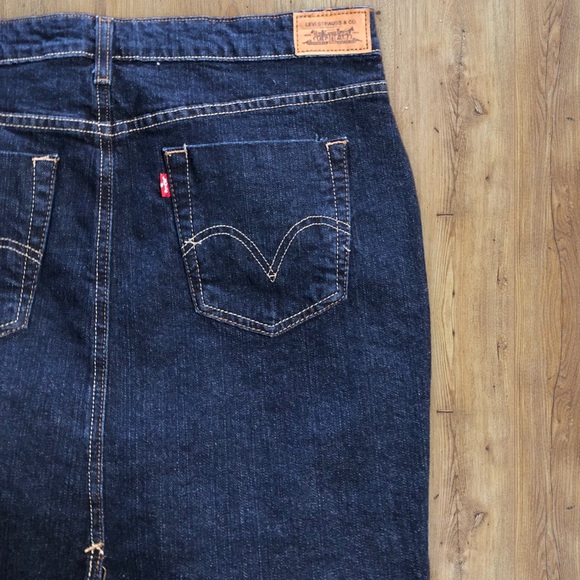 Dark Wash Levi’s Denim 5 Pocket Pencil Skirt Back Slit Size 12 - Picture 3 of 11